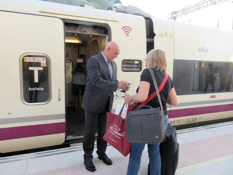 En torno a las 7 de la mañana, llegaban los primeros viajeros a la estación de Loja.