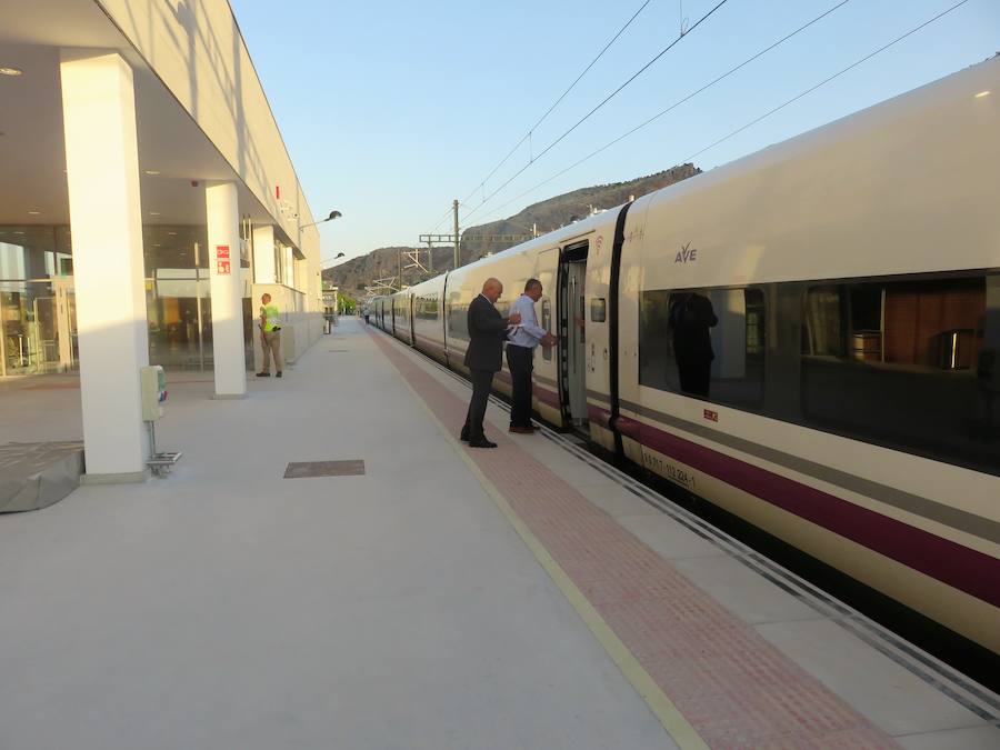 En torno a las 7 de la mañana, llegaban los primeros viajeros a la estación de Loja.