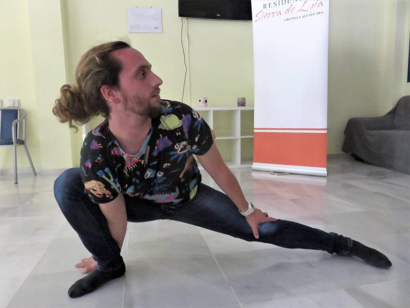 Paco Granados lleva cinco años aprendiendo a afrontar su miedo a los cambios con el baile; su último paso ha sido actuar en un teatro alemán con la compañía granadina 'Vinculados' 