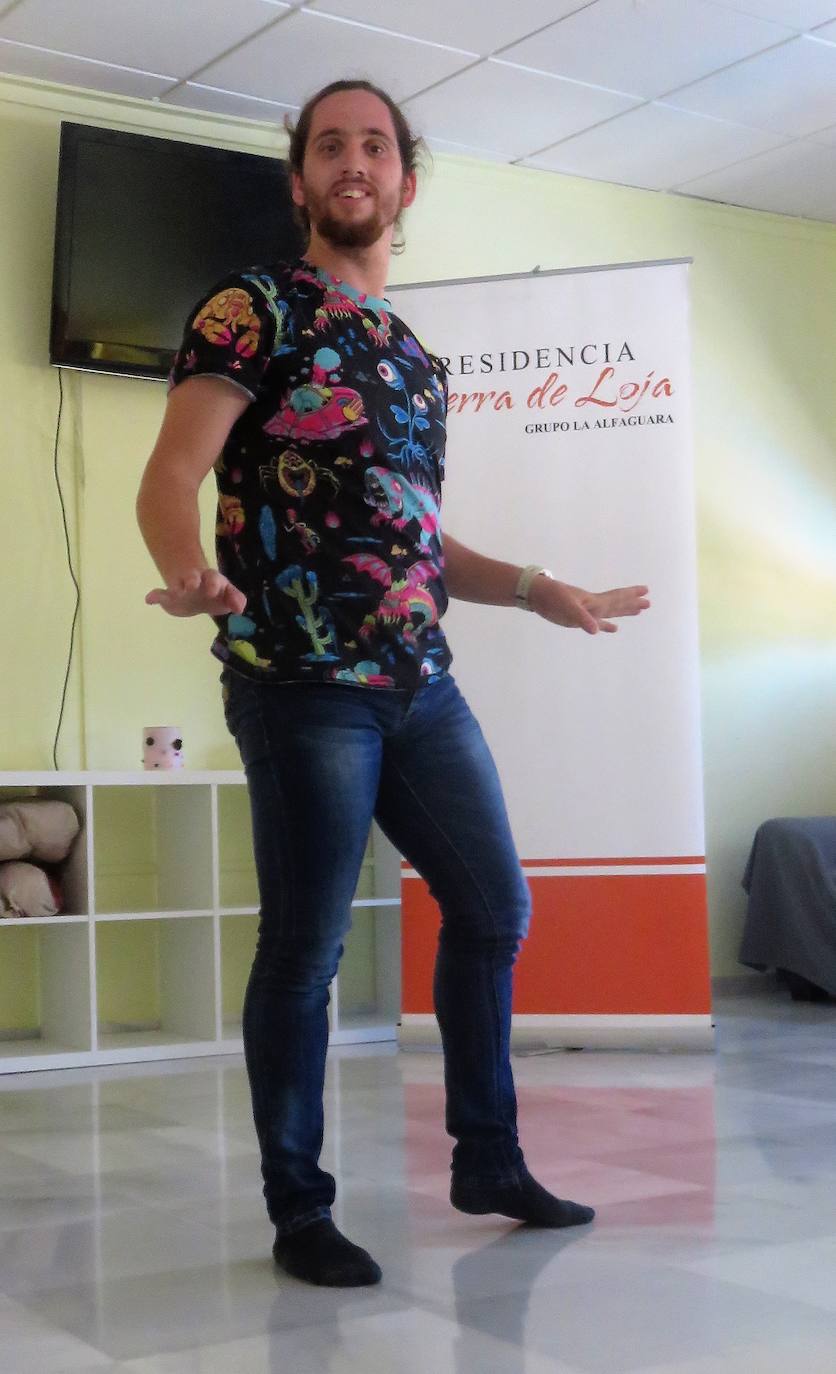 Paco Granados lleva cinco años aprendiendo a afrontar su miedo a los cambios con el baile; su último paso ha sido actuar en un teatro alemán con la compañía granadina 'Vinculados' 