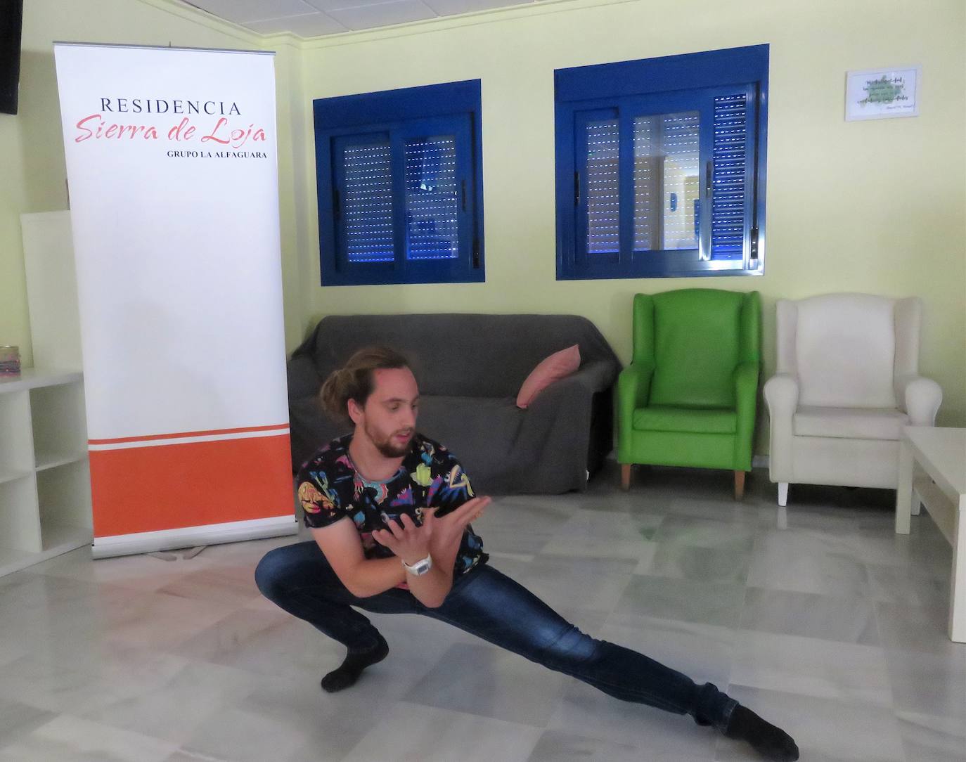 Paco Granados lleva cinco años aprendiendo a afrontar su miedo a los cambios con el baile; su último paso ha sido actuar en un teatro alemán con la compañía granadina 'Vinculados' 