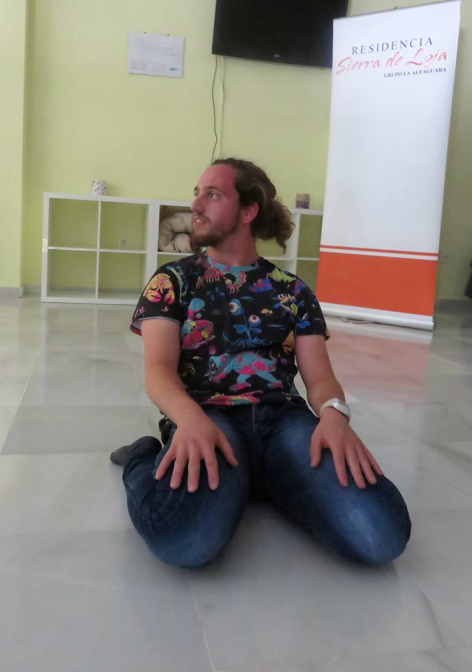 Paco Granados lleva cinco años aprendiendo a afrontar su miedo a los cambios con el baile; su último paso ha sido actuar en un teatro alemán con la compañía granadina 'Vinculados' 