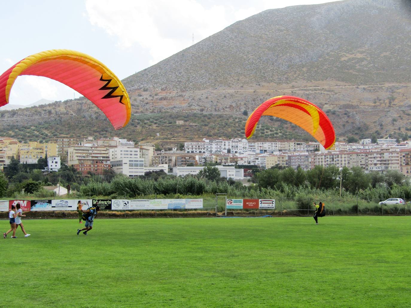 Más de 140 pilotos de diferentes puntos del país han estado en la concentración de Vuelo Libre de Loja, que, pese a que no ha contado con las mejores condiciones atmosféricas para volar, ha vuelto a demostrar que es uno de los mejores sitios de Andalucía para abrir velas.