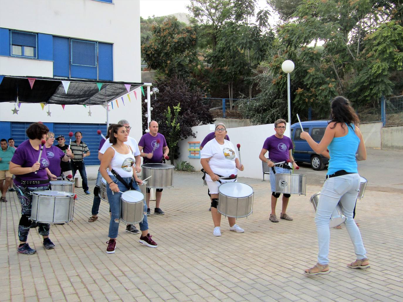 Un grupo de personas con diversidad funcional de la Residencia 'Sierra de Loja' participa de forma pionera en un proyecto de cooperación que necesita tu colaboración. Libros, material escolar, medicinas... Puedes llevarlos a la Plaza Blanca de Loja este sábado, desde las 12, y ayudar en un proyecto que une inclusión, cooperación entre Loja y la aldea marroquí de Tazouka, mediante un hilo conductor: la universalidad de la música y, más en concreto, del ritmo del tambor.