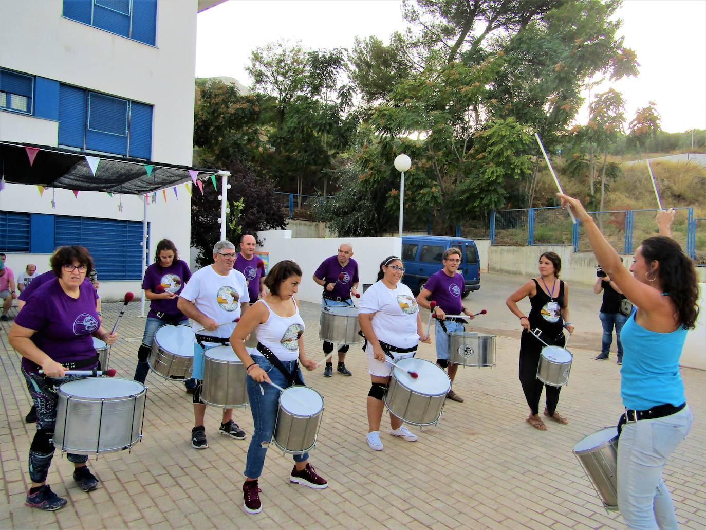 Un grupo de personas con diversidad funcional de la Residencia 'Sierra de Loja' participa de forma pionera en un proyecto de cooperación que necesita tu colaboración. Libros, material escolar, medicinas... Puedes llevarlos a la Plaza Blanca de Loja este sábado, desde las 12, y ayudar en un proyecto que une inclusión, cooperación entre Loja y la aldea marroquí de Tazouka, mediante un hilo conductor: la universalidad de la música y, más en concreto, del ritmo del tambor.