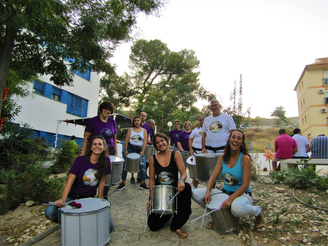 Un grupo de personas con diversidad funcional de la Residencia 'Sierra de Loja' participa de forma pionera en un proyecto de cooperación que necesita tu colaboración. Libros, material escolar, medicinas... Puedes llevarlos a la Plaza Blanca de Loja este sábado, desde las 12, y ayudar en un proyecto que une inclusión, cooperación entre Loja y la aldea marroquí de Tazouka, mediante un hilo conductor: la universalidad de la música y, más en concreto, del ritmo del tambor.