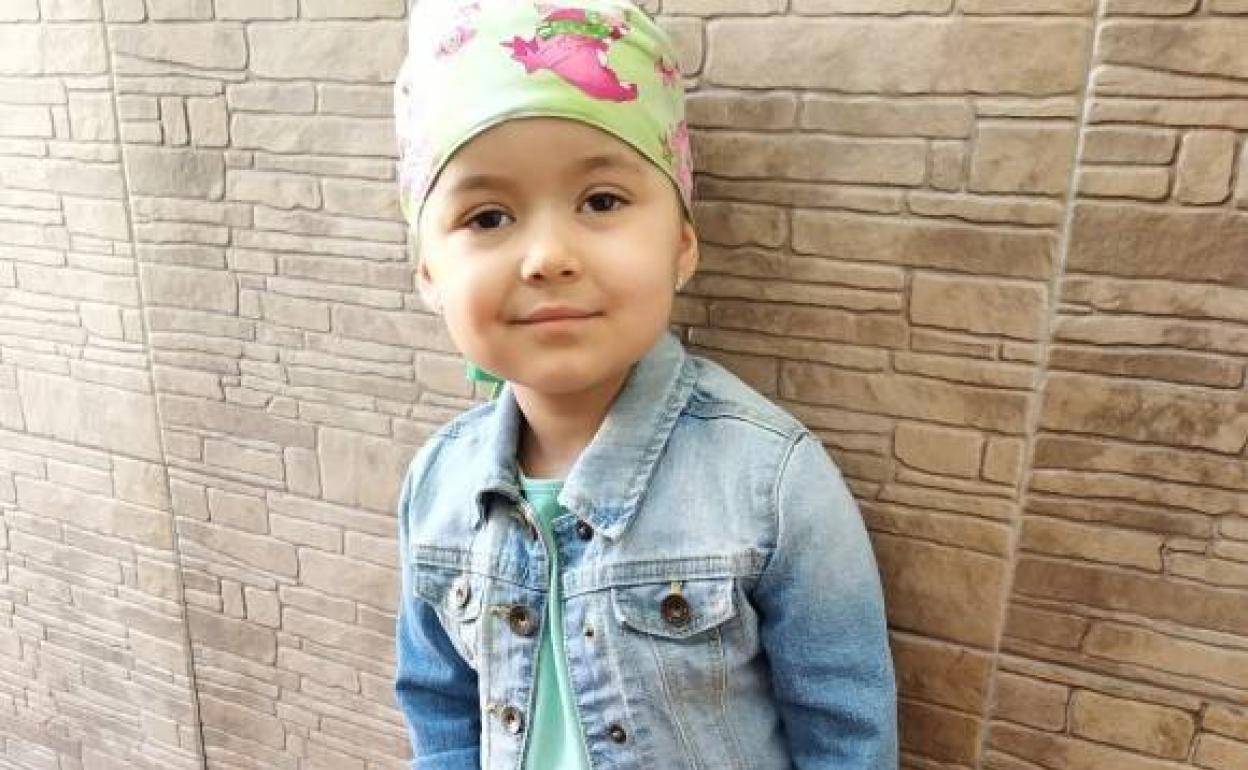 Educación en Granada | Una niña de 3 años con problemas de movilidad inicia el curso sin el monitor que necesita