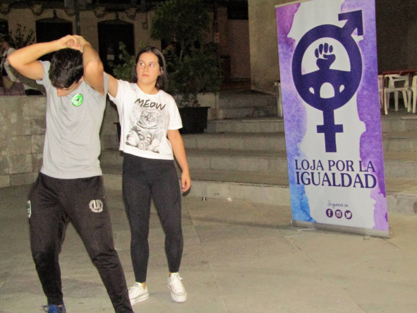 Un grupo de lojeñas siguieron las recomendaciones del campeón de kick boxing Jonathan Arjona sobre cómo defenderse ante un ataque o agresión y zafarse del agresor.