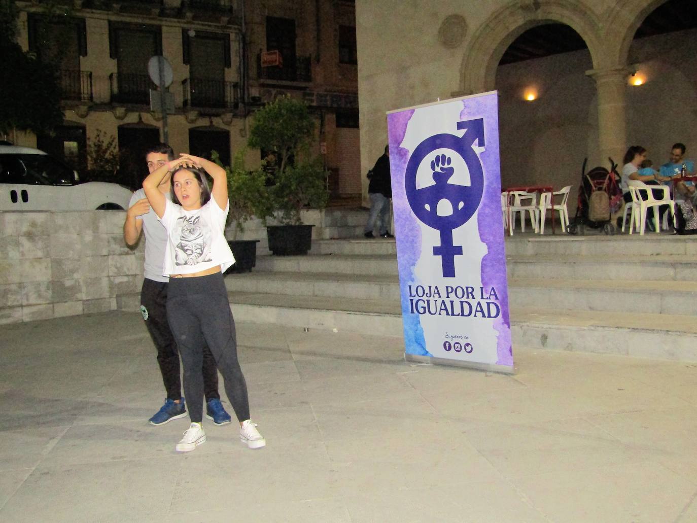 Un grupo de lojeñas siguieron las recomendaciones del campeón de kick boxing Jonathan Arjona sobre cómo defenderse ante un ataque o agresión y zafarse del agresor.