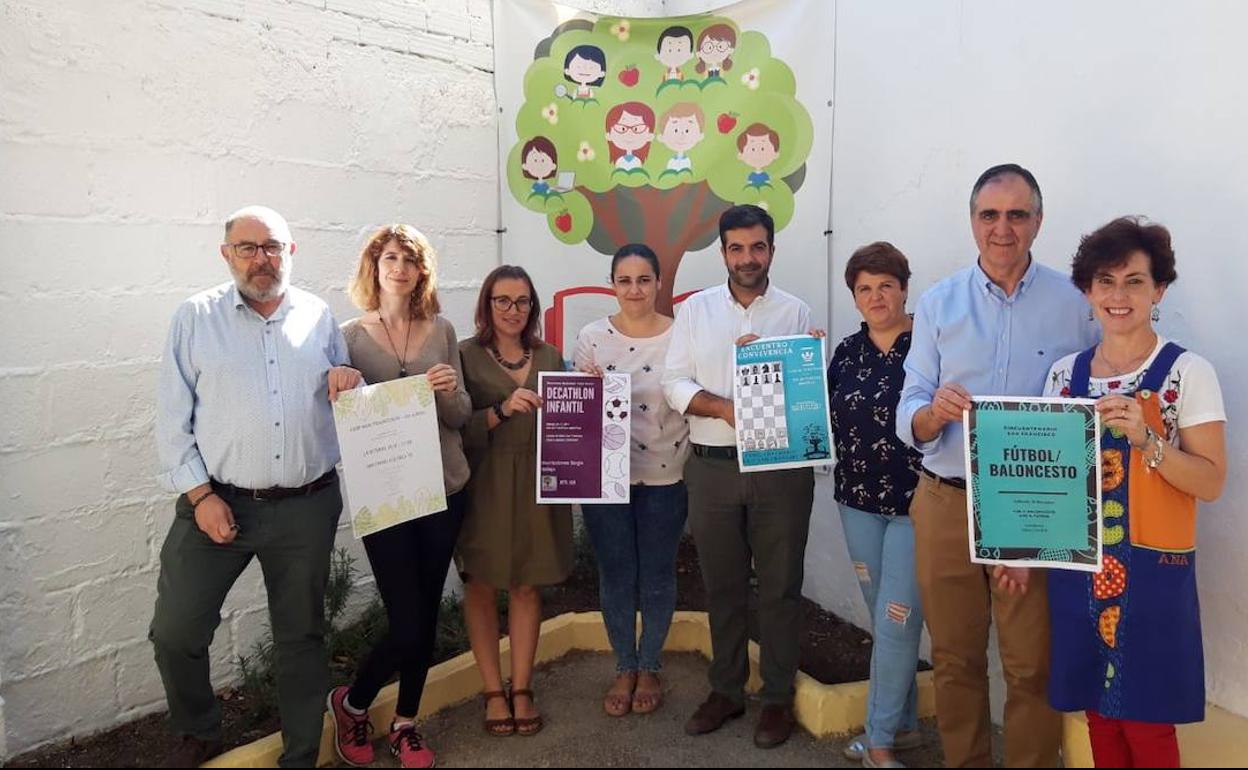 Nuevos y antiguos alumnos se reencuentran en el colegio San Francisco, que cumple 50 años