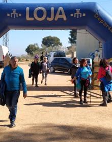 Imagen secundaria 2 - Decenas de senderistas estrenan el nuevo parque periurbano de la Sierra de Loja