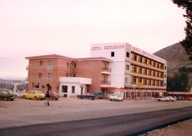 Imagen secundaria 1 - 1. Así era el establecimiento en sus inicios. 2. El inmueble fue reformado con el paso de los tiempos. 3. Nuevo hotel Mirador de Loja, del Grupo Abades.