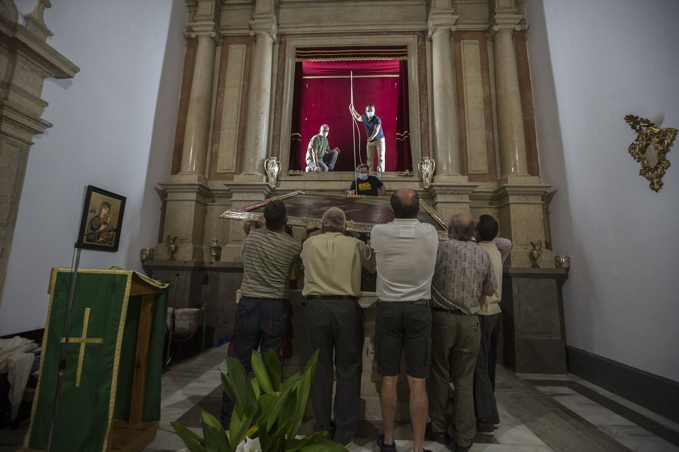 Fotos: Los fieles muestran su devoción al Cristo del Paño