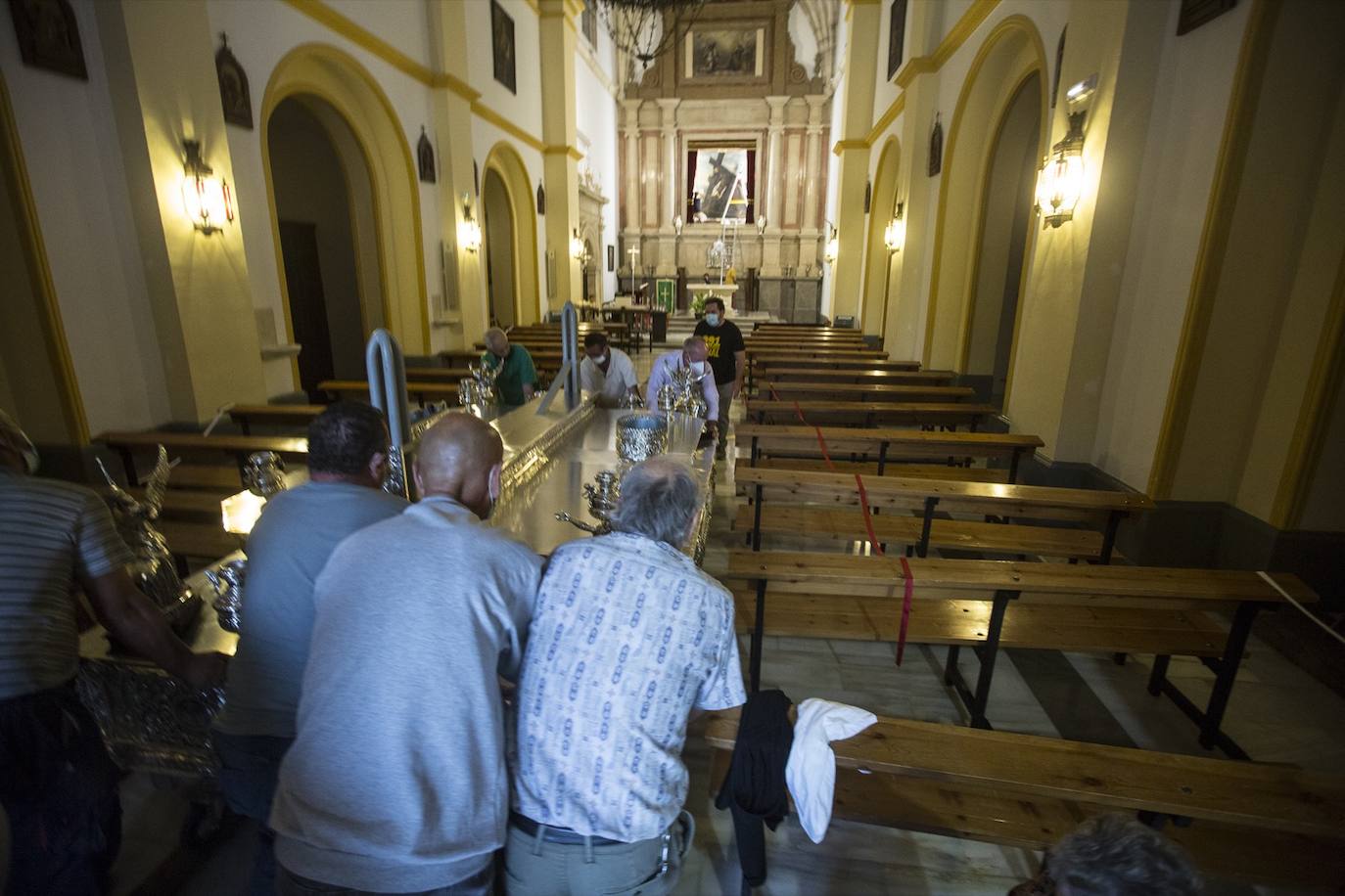 Fotos: Los fieles muestran su devoción al Cristo del Paño