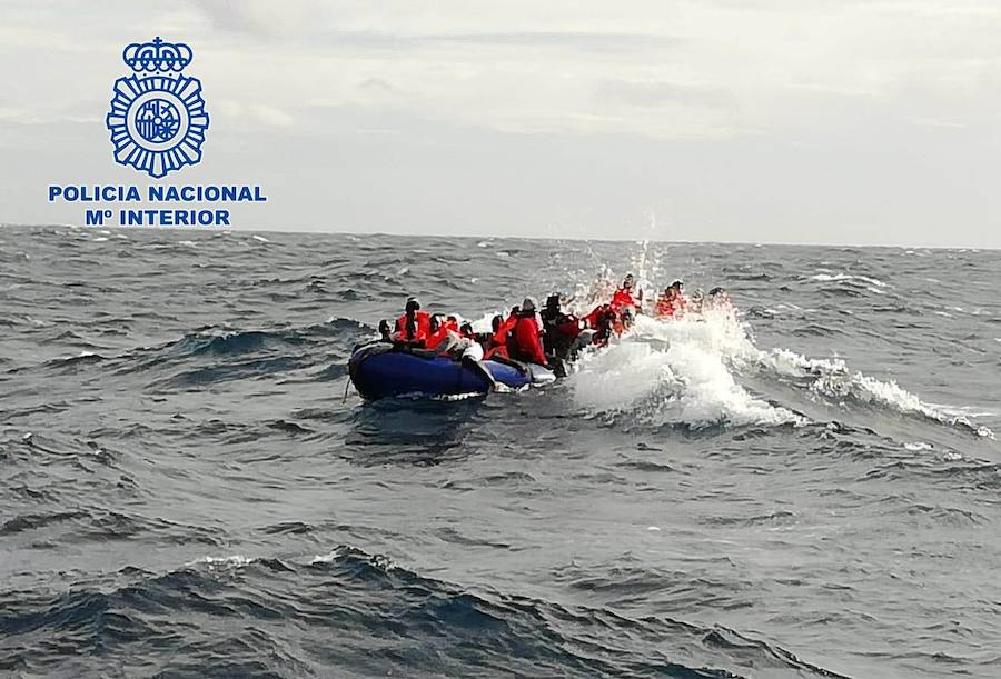 Patroneaban una patera rescatada al sur de Punta Sabinar con 32 personas y 11 cadáveres a bordo