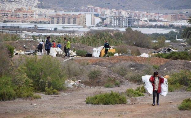 Participaron una veintena de voluntarios de todas las edades. 