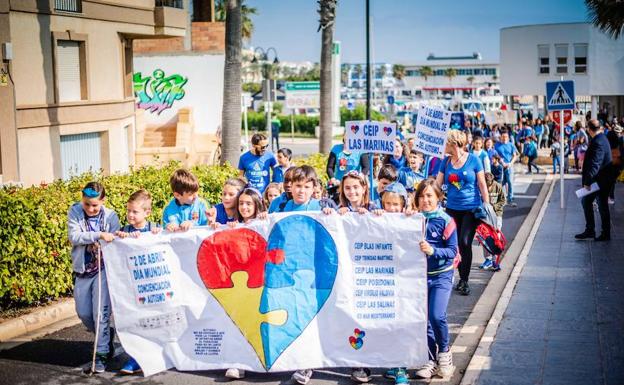 Cientos de escolares marcharon para concienciar sobre el autismo