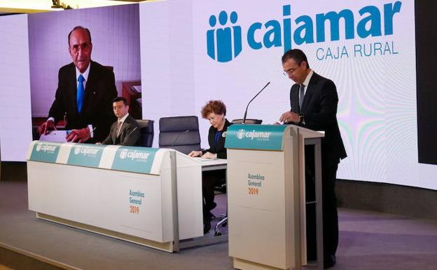 El presidente de Cajamar, Eduardo Baamonde, empezó su discurso recordando al desaparecido Juan del Águila. 