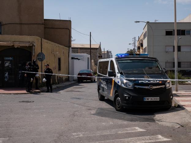 Varios agentes de Policía Nacional y una furgoneta de este cuerpo, ayer, en la barriada roquetera de Cortijos de Marín.