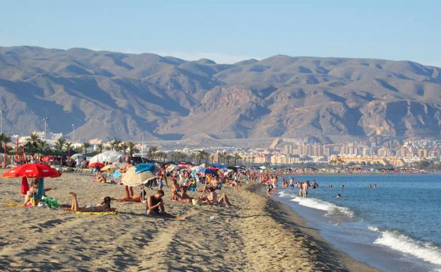 Más chiringuitos, hamacas y una nueva zona de masajes en el Plan de Playas