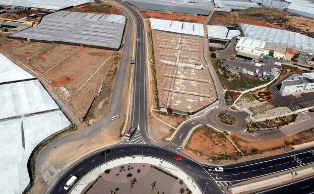 Imagen aérea del nuevo ramal desde la rotonda final de la Variante. A la derecha, el parque de bomberos de Roquetas, ya ejecutado. :: R. I.