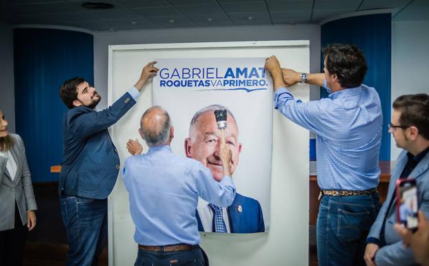 Amat inició anoche la pegada de carteles tradicional. 