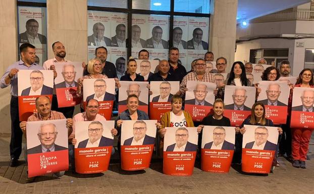Pegada de carteles del PSOE de Roquetas de Mar. 