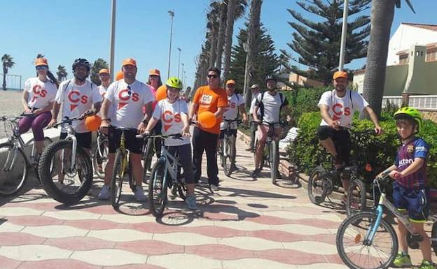 El grupo de Ciudadanos, con su candidato José Montoya, en el Paseo Marítimo de La Romanilla. :: R. I.