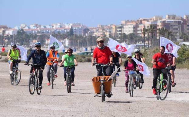 Izquierda Unida, con su candidato, Juan Pablo Yakubiuk, recorrió la zona de Las Salinas. :: R. I.