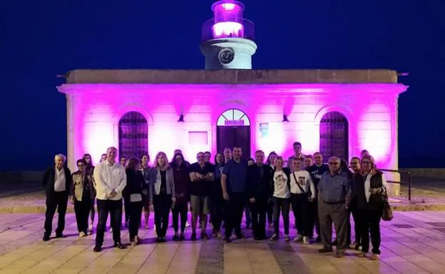 El Faro se iluminó de púrpura por el Día de las Enfermedades Inflamatorias Intestinales