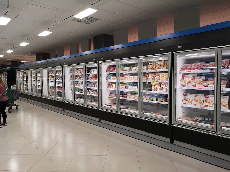 Mercadona ha implantado en la tienda de la Urbanización su nuevo modelo de establecimiento eficiente, siendo la primera del municipio. Nuevo diseño, nueva maquinaria e iluminación que consigue un 40% de ahorro energético y secciones como 'Listo para comer' son algunas de las novedades que llegan con la nueva tienda tras una reforma de mes y medio y casi 3 millones de inversión