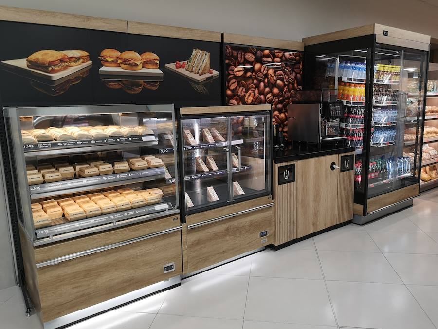 Mercadona ha implantado en la tienda de la Urbanización su nuevo modelo de establecimiento eficiente, siendo la primera del municipio. Nuevo diseño, nueva maquinaria e iluminación que consigue un 40% de ahorro energético y secciones como 'Listo para comer' son algunas de las novedades que llegan con la nueva tienda tras una reforma de mes y medio y casi 3 millones de inversión