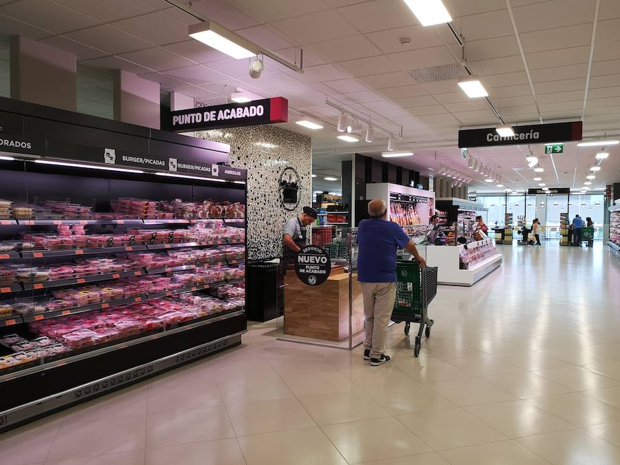 Mercadona ha implantado en la tienda de la Urbanización su nuevo modelo de establecimiento eficiente, siendo la primera del municipio. Nuevo diseño, nueva maquinaria e iluminación que consigue un 40% de ahorro energético y secciones como 'Listo para comer' son algunas de las novedades que llegan con la nueva tienda tras una reforma de mes y medio y casi 3 millones de inversión