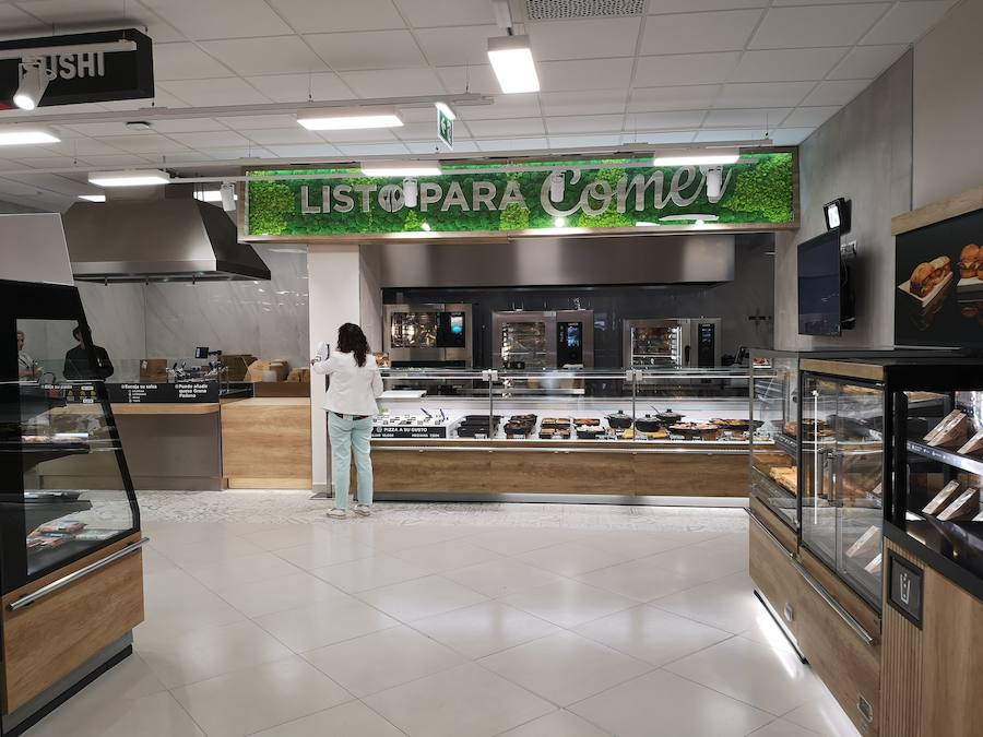 Mercadona ha implantado en la tienda de la Urbanización su nuevo modelo de establecimiento eficiente, siendo la primera del municipio. Nuevo diseño, nueva maquinaria e iluminación que consigue un 40% de ahorro energético y secciones como 'Listo para comer' son algunas de las novedades que llegan con la nueva tienda tras una reforma de mes y medio y casi 3 millones de inversión