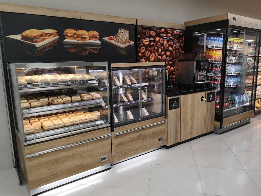 Mercadona ha implantado en la tienda de la Urbanización su nuevo modelo de establecimiento eficiente, siendo la primera del municipio. Nuevo diseño, nueva maquinaria e iluminación que consigue un 40% de ahorro energético y secciones como 'Listo para comer' son algunas de las novedades que llegan con la nueva tienda tras una reforma de mes y medio y casi 3 millones de inversión