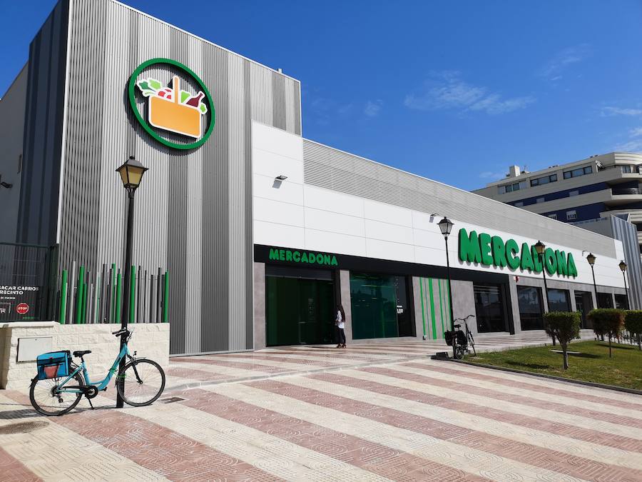 Mercadona ha implantado en la tienda de la Urbanización su nuevo modelo de establecimiento eficiente, siendo la primera del municipio. Nuevo diseño, nueva maquinaria e iluminación que consigue un 40% de ahorro energético y secciones como 'Listo para comer' son algunas de las novedades que llegan con la nueva tienda tras una reforma de mes y medio y casi 3 millones de inversión