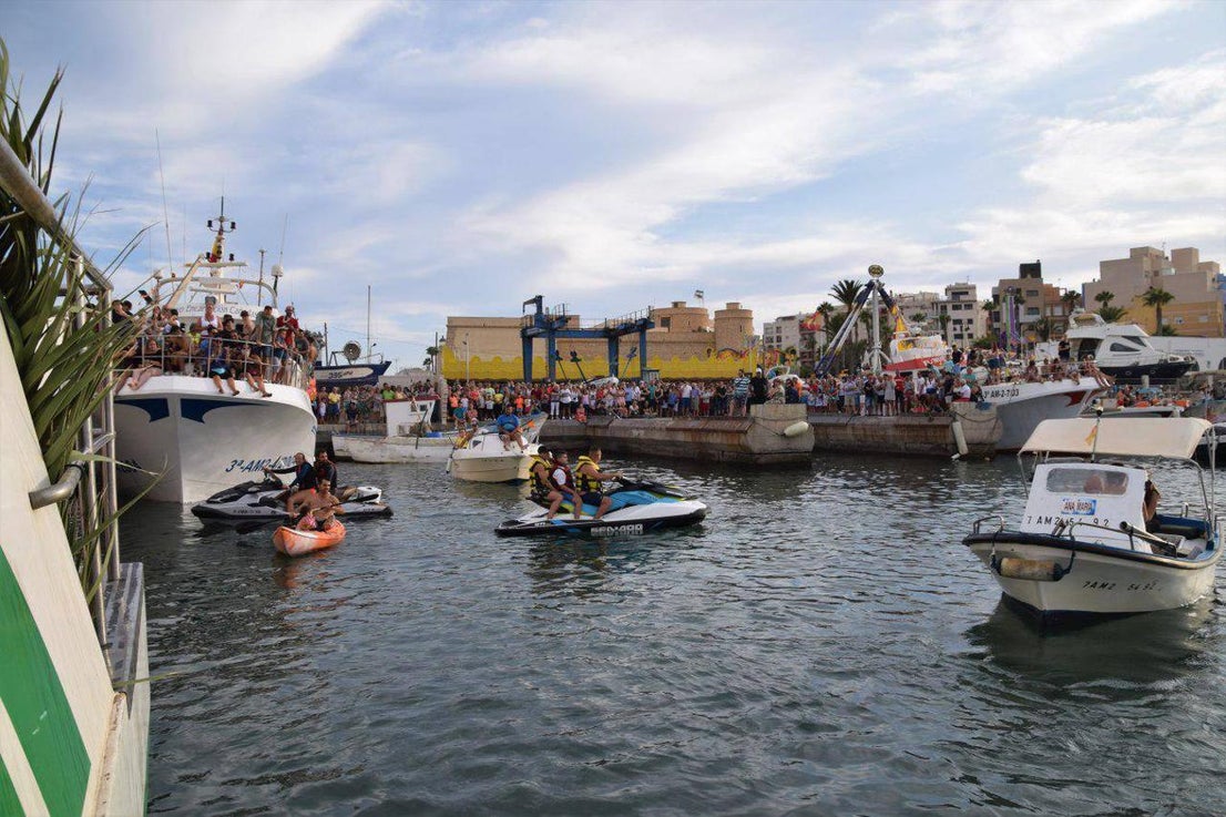 Imágenes de la procesión marítimo-terrestre de Santa Ana y la Virgen del Carmen, declarada de Interés Turístico y una cita a la que acuden cientos de personas. Previamente se celebró otra actividad también tradicional como es la cucaña, que este año no tuvo ganador.