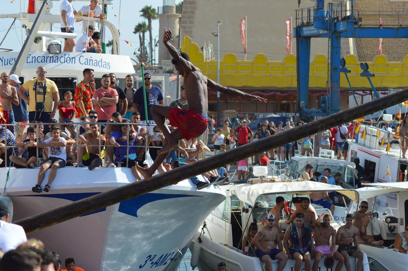 Imágenes de la procesión marítimo-terrestre de Santa Ana y la Virgen del Carmen, declarada de Interés Turístico y una cita a la que acuden cientos de personas. Previamente se celebró otra actividad también tradicional como es la cucaña, que este año no tuvo ganador.
