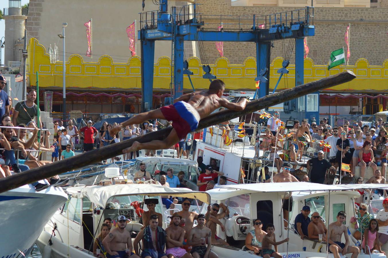 Imágenes de la procesión marítimo-terrestre de Santa Ana y la Virgen del Carmen, declarada de Interés Turístico y una cita a la que acuden cientos de personas. Previamente se celebró otra actividad también tradicional como es la cucaña, que este año no tuvo ganador.