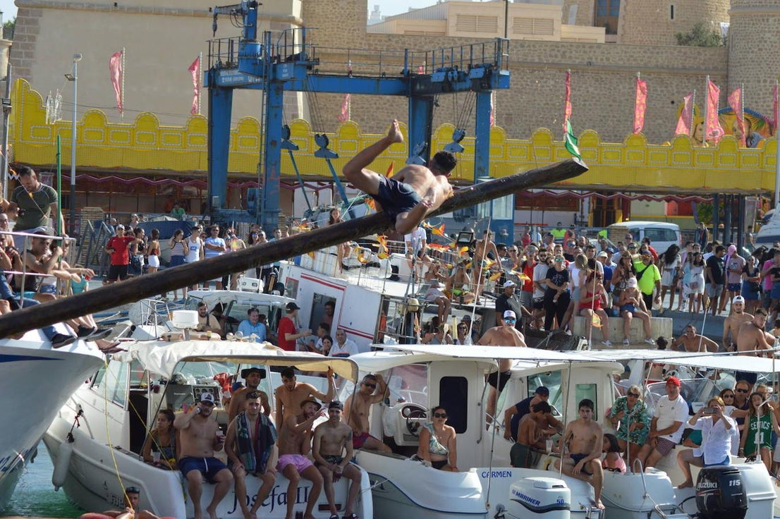 Imágenes de la procesión marítimo-terrestre de Santa Ana y la Virgen del Carmen, declarada de Interés Turístico y una cita a la que acuden cientos de personas. Previamente se celebró otra actividad también tradicional como es la cucaña, que este año no tuvo ganador.