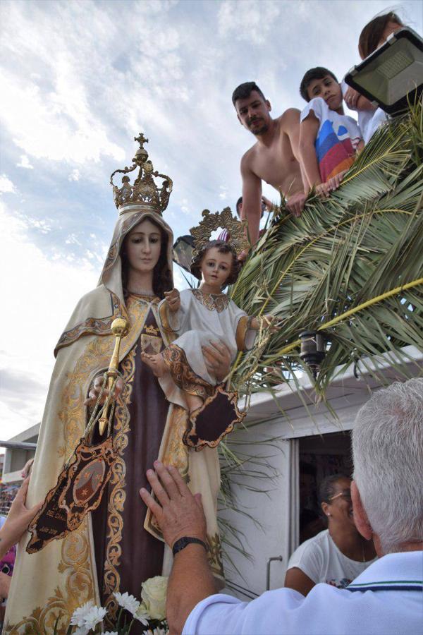 Imágenes de la procesión marítimo-terrestre de Santa Ana y la Virgen del Carmen, declarada de Interés Turístico y una cita a la que acuden cientos de personas. Previamente se celebró otra actividad también tradicional como es la cucaña, que este año no tuvo ganador.