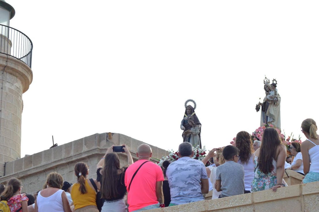 Imágenes de la procesión marítimo-terrestre de Santa Ana y la Virgen del Carmen, declarada de Interés Turístico y una cita a la que acuden cientos de personas. Previamente se celebró otra actividad también tradicional como es la cucaña, que este año no tuvo ganador.