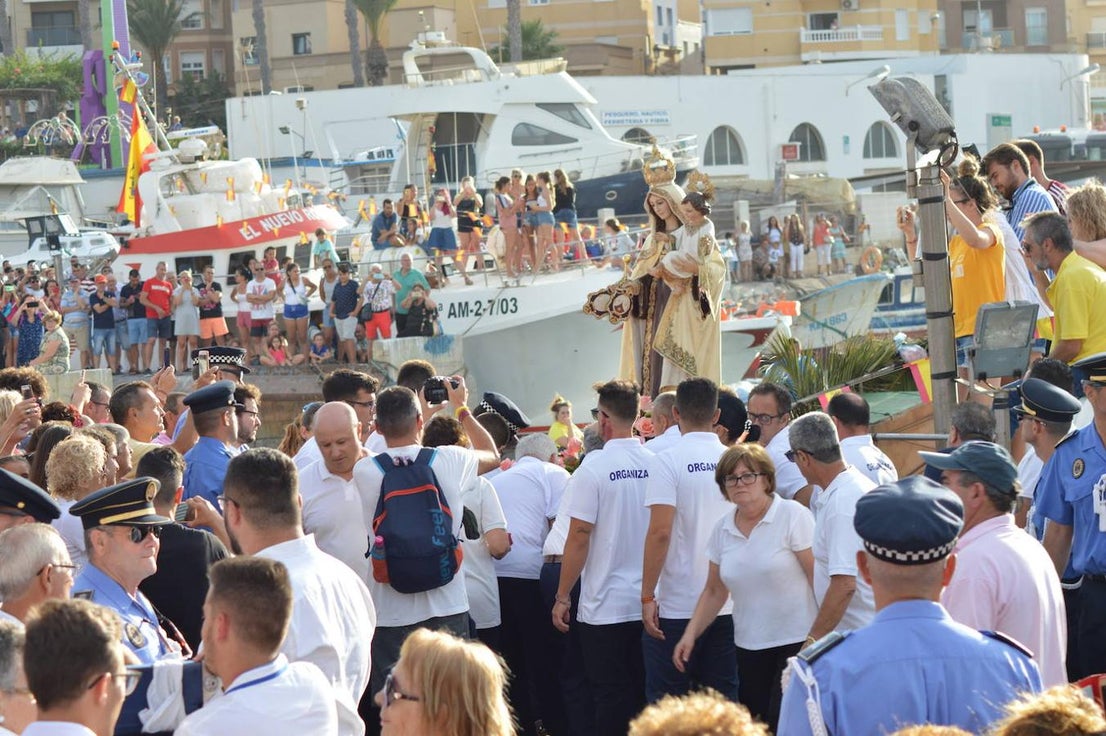 Imágenes de la procesión marítimo-terrestre de Santa Ana y la Virgen del Carmen, declarada de Interés Turístico y una cita a la que acuden cientos de personas. Previamente se celebró otra actividad también tradicional como es la cucaña, que este año no tuvo ganador.