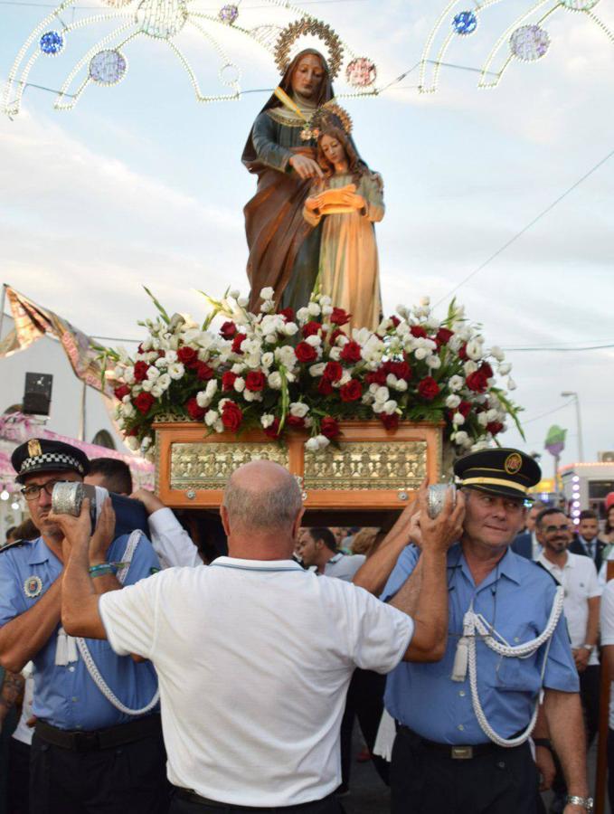 Imágenes de la procesión marítimo-terrestre de Santa Ana y la Virgen del Carmen, declarada de Interés Turístico y una cita a la que acuden cientos de personas. Previamente se celebró otra actividad también tradicional como es la cucaña, que este año no tuvo ganador.