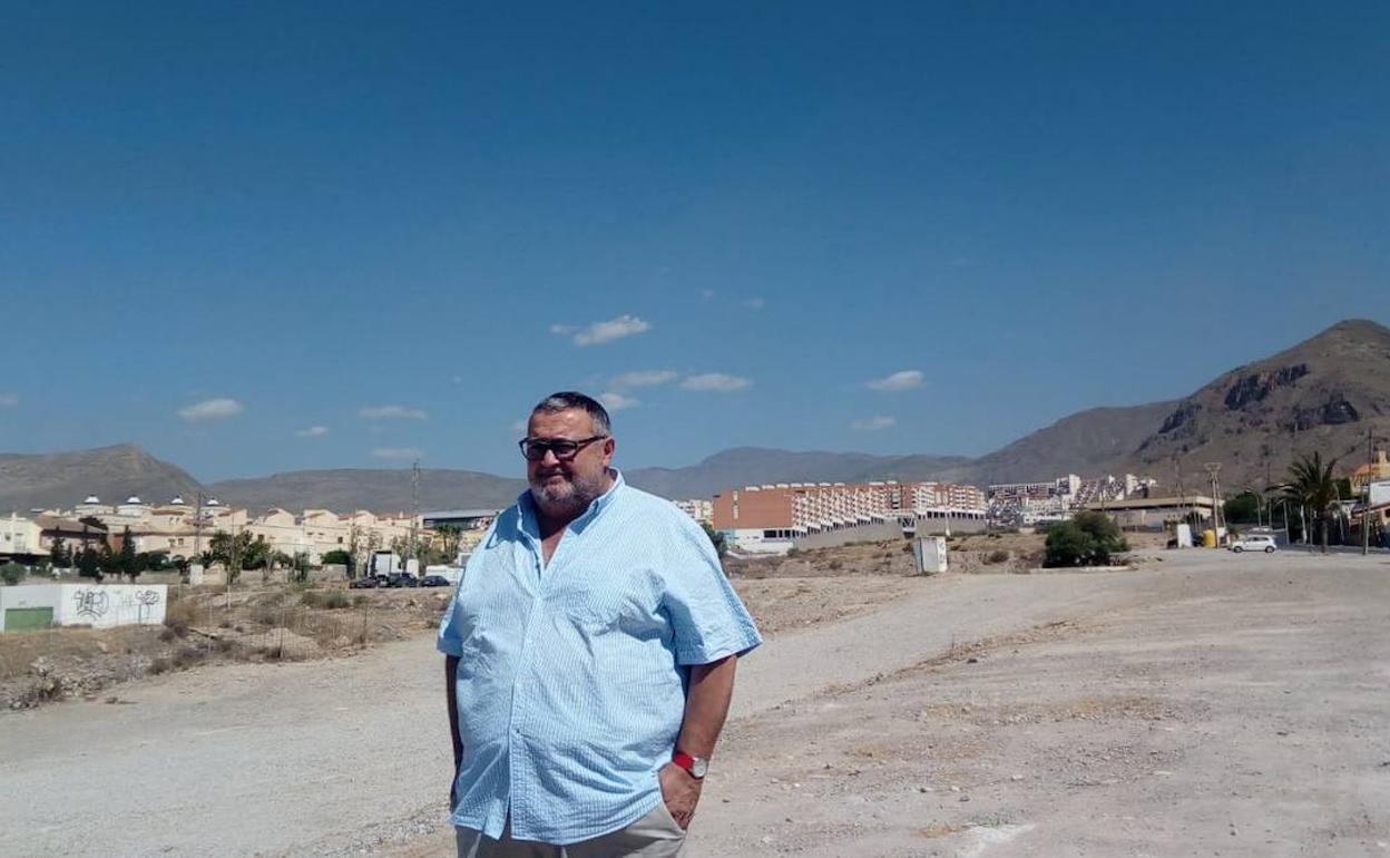 Manolo García, en la rambla de San Antonio de Aguadulce. 
