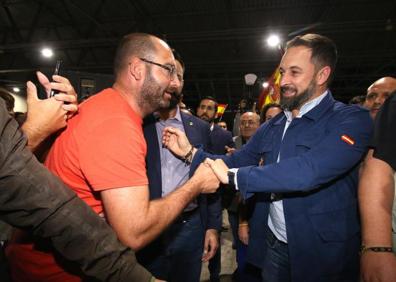 Imagen secundaria 1 - Mitin de Vox en Almería | Santiago Abascal se da un baño de masas en Aguadulce con un discurso centrado en Franco y Cataluña