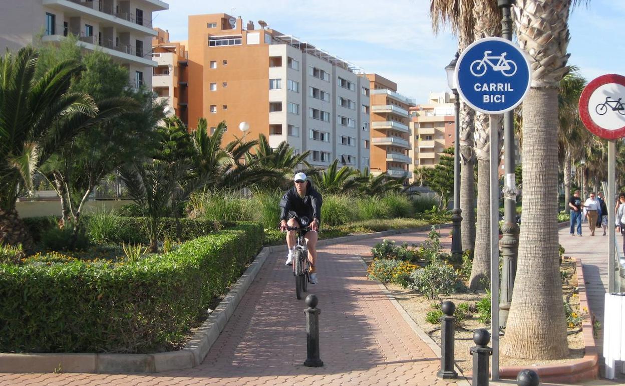 Roquetas prepara un plan para conectar y extender las vías ciclistas