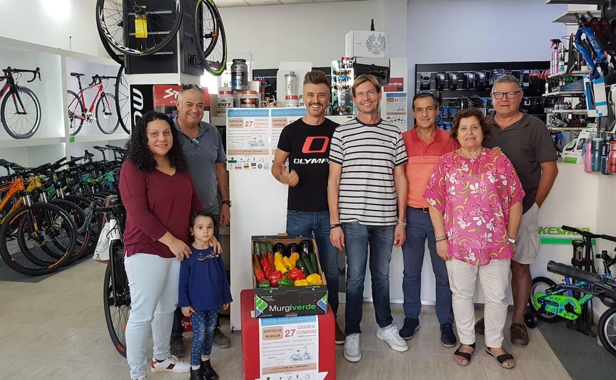 De izquierda a derecha, Adela Martínez (presidenta AA.VV. «La Gloria), Miguel Gallardo (Agromurgis), Antonio Martínez (Club Ciclista Los Filabres), Antonio Sánchez (presidente Agromurgis), Valentín Igual (AA.VV. «La Paz), Paqui Rodríguez(«La Gloria»), y Cesar Villota (AA.VV. «La Paz»).