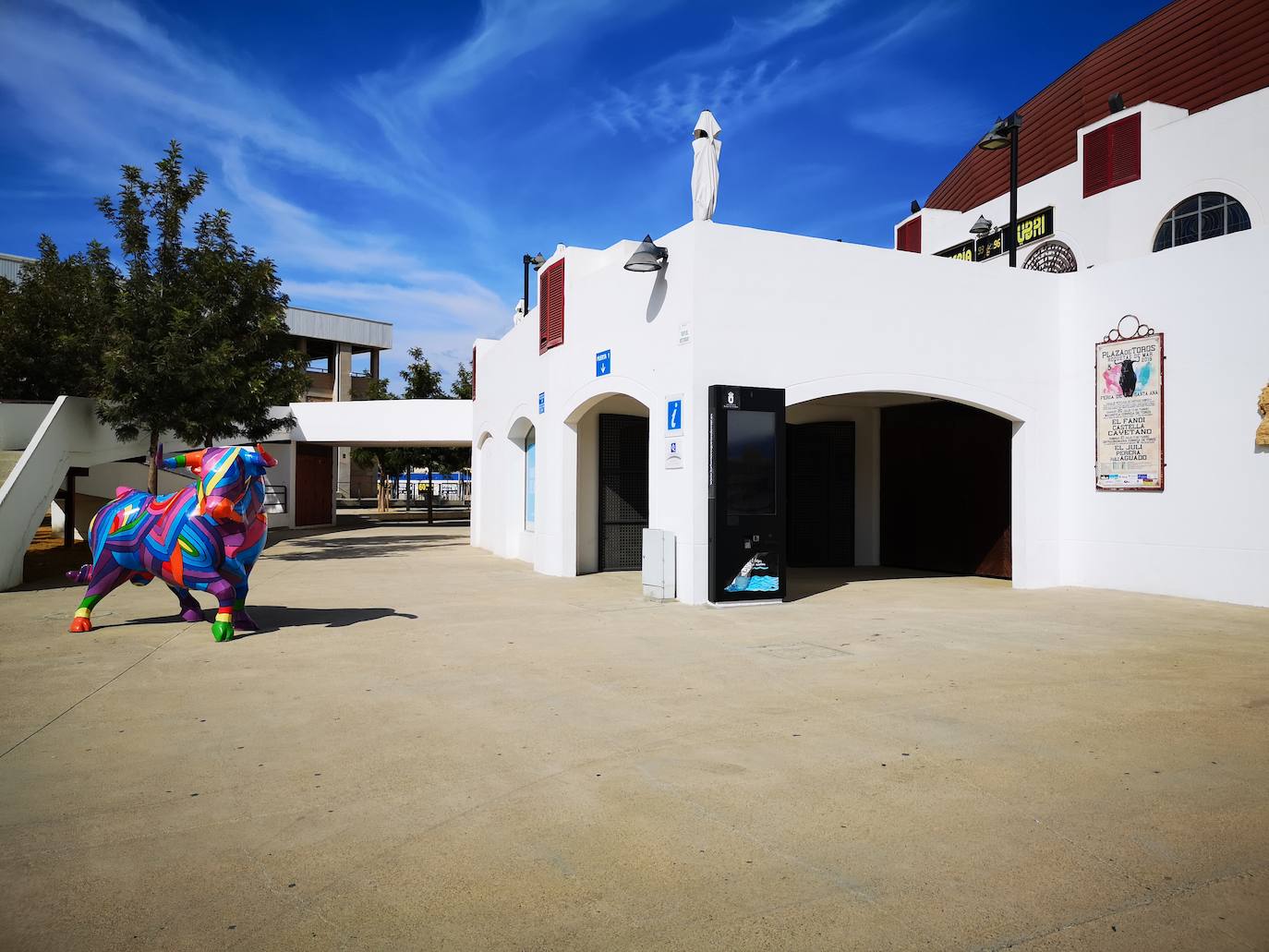 Uno de los tótems está a la entrada de la Plaza de Toros. 