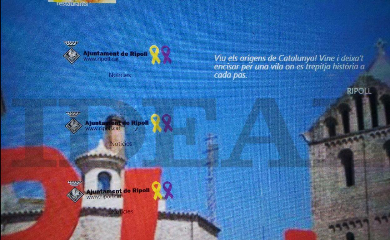 Lazos amarillos e invitación a conocer los orígenes de Cataluña en los paneles turísticos de Roquetas